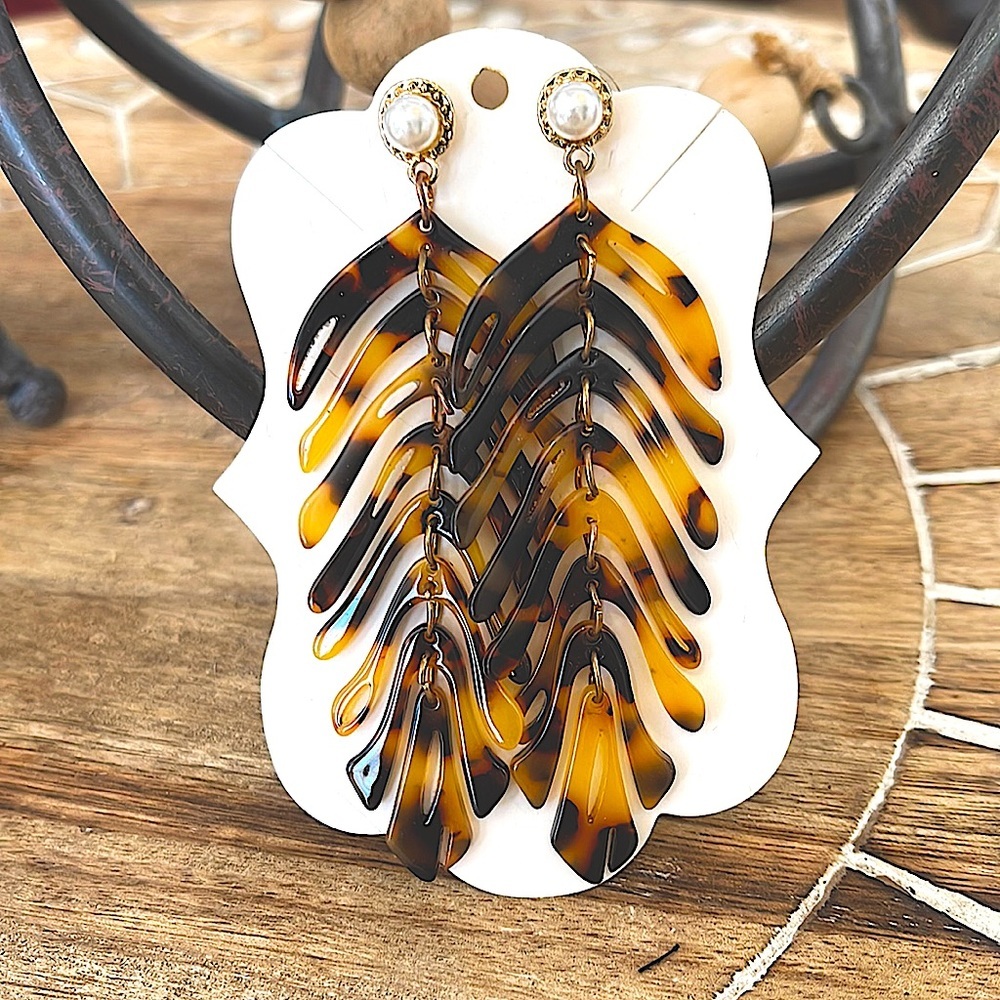 Gorgeous leaf earrings with Pearl